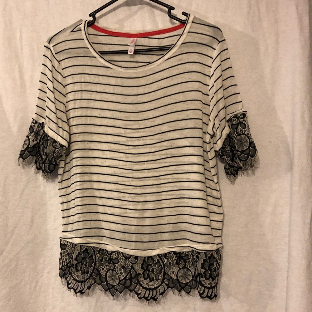 EUC Ladies lace trim top